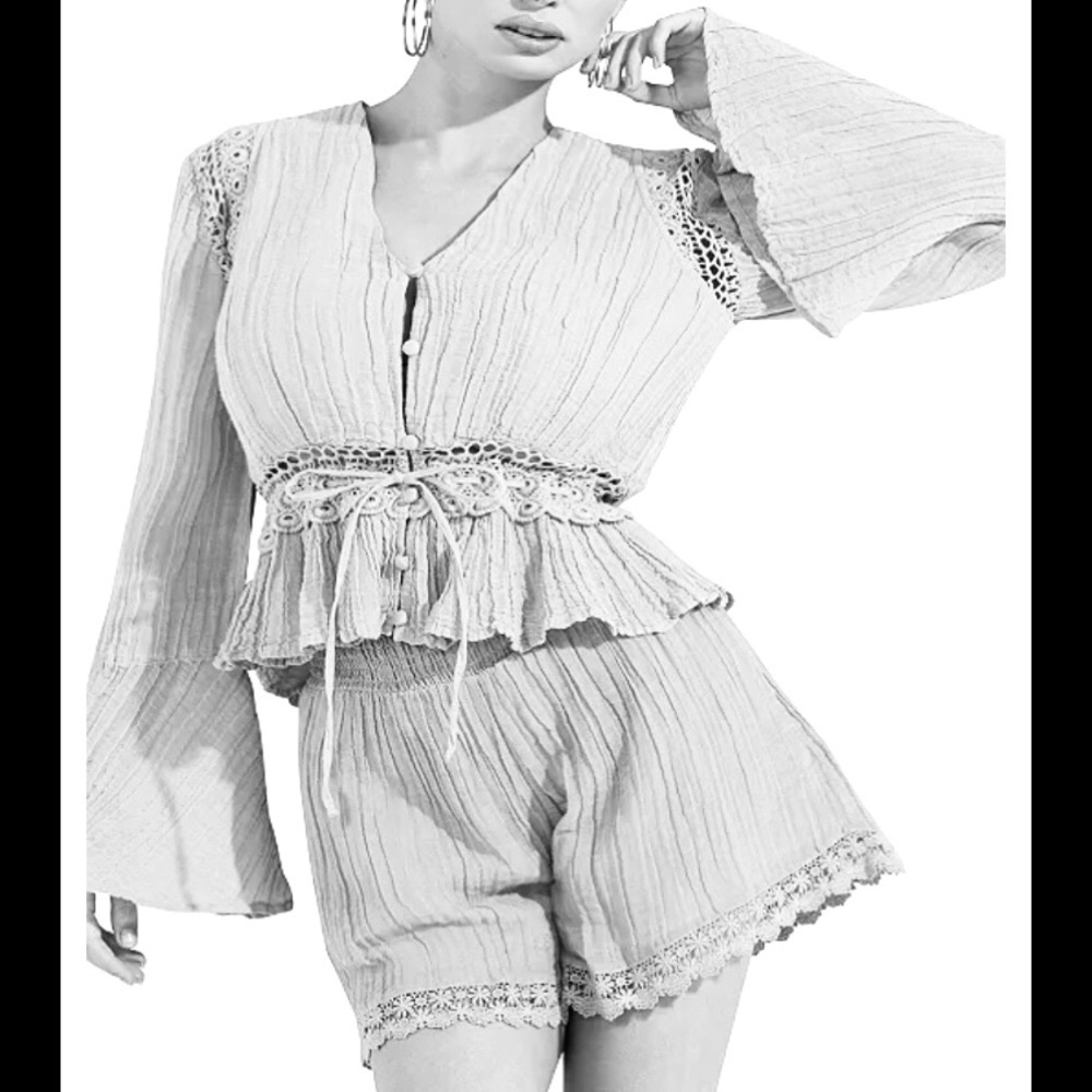 Adorable sexy feminine shorts and top set Guess size medium NWT